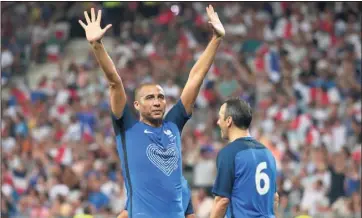  ?? (Photos Franck Fernandes) ?? Le buteur tricolore a toujours autant la cote auprès du public.