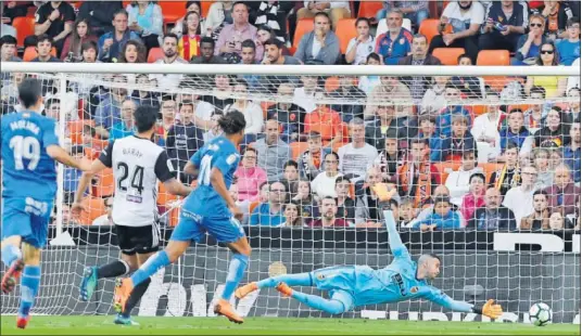  ??  ?? RÉMY, INFALIBLE. El francés anotó los dos goles del Getafe. La imagen correspond­e al primero, en el que superó con precisión a Jaume.