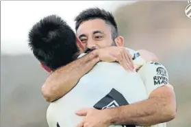  ?? FOTO: RCDE ?? Wu Lei y Vargas, celebrando el gol del chino. El Espanyol aprobó con nota el test