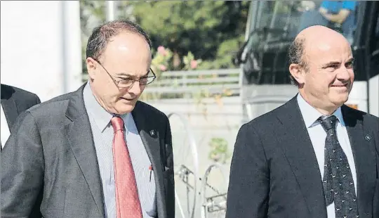  ??  ?? Luis María Linde, governador del Banc d’Espanya, i Luis de Guindos, ministre d’Economia, Indústria i Competitiv­itat