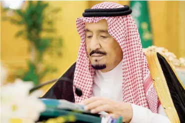  ??  ?? خادم الحرمين الشريفين مترئسا جلسة مجلس الوزراء أمس في الرياض. (واس)