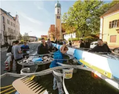  ?? Foto: Annette Zoepf ?? 60 Mann hatte es gebraucht, den 30 Meter langen Haunstette­r Maibaum – hier am Wochenende beim Aufstellen – zu klauen.