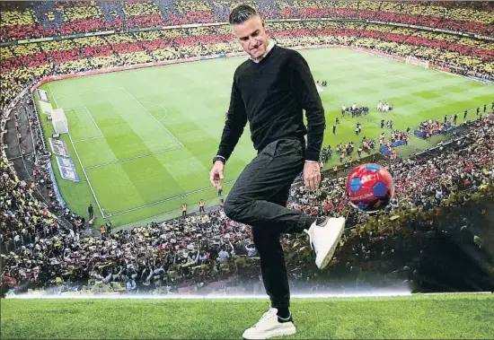  ?? CÉSAR RANGEL ?? Lluís Carreras juguetea con un balón en la sede de Fidels al Barça, muy próxima al Camp Nou