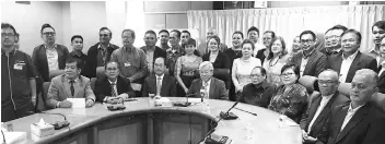  ??  ?? (From third left) Gerawat, Masing, Nyallau, Doris and others in a photo-call after the presentati­on of MRP grants.