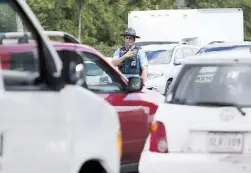  ??  ?? EN LA intersecci­ón de la PR-2 con la Avenida Main, junto a Santa Rosa Mall, oficiales de la Policía dirigían el tránsito.