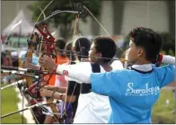  ?? LATIF HENDRA/JAWA POS ?? POTENSIAL: Para atlet panahan Jatim saat berlatih di lapangan KONI (7/2).