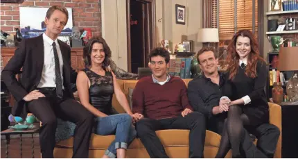  ?? DAN MACMEDAN/USA TODAY ?? The cast of “How I Met Your Mother” on the set of the sitcom ahead of its 2014 finale. From left, Harris, Cobie Smulders, Josh Radnor, Jason Segel and Alyson Hannigan.