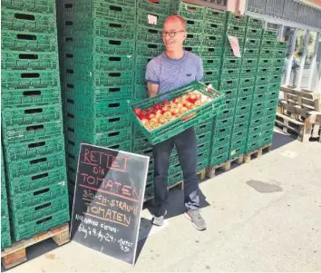  ?? MIW ?? Daniel König ist Betreiber des Berner Lola Lorrainela­dens, in dem die Tomaten gestern verkauft wurden.