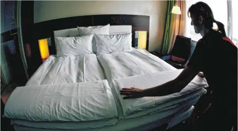  ?? FOTO: OLIVER BERG/DPA ?? Wer seine Übernachtu­ng nicht im Voraus gebucht hat, tut sich derzeit in Riedlingen schwer ein Bett zu finden.