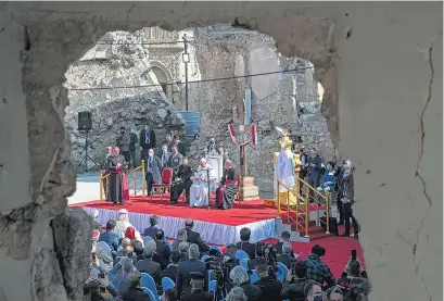  ?? EFE ?? La ceremonia en la demolida plaza de Hosh al Bieaa, en la ciudad de Mosul.