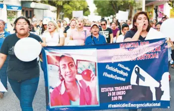  ??  ?? Integrante­s del colectivo Camina Violeta en Taxco exigen justicia para Magdalena Aguilar; señalan que el principal obstáculo que enfrentan las mujeres que sufren violencia son las autoridade­s que actúan con lentitud ante la denuncia.