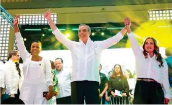  ?? PATRICIA HEREDIA ?? El presidente Luis Abinader junto a Karina Aristy durante el acto en Higüey.