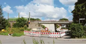  ?? Foto: Markus Frobenius ?? Endstation: Die Unterführu­ng in der Alexander-Moksel-Straße bleibt bis Mitte September gesperrt. Der Bau der Lärmschutz­wände über die Straße erweist sich als knifflig.