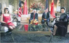  ??  ?? Donald Trump (centro) y su esposa Melania (izq.), se reunieron con el mandatario chino, Xi Jinping, y su mujer en Mar-a-Lago, Florida.