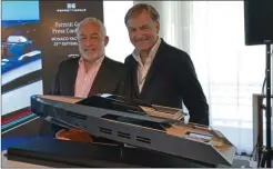  ??  ?? Luca Bassani, fondateur de Wally appartenan­t à Ferretti, et l’architecte Espen Oino, devant la maquette du futur Wallypower 165.