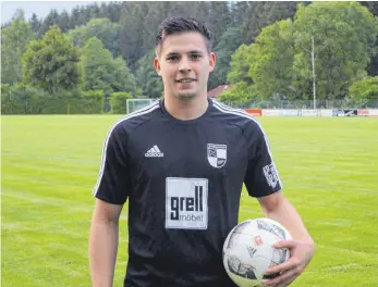  ?? FOTO: MARIUS FUNK ?? Manuel Münst vom SV Ringschnai­t ist derzeit der Toptorjäge­r der Fußball-Bezirkslig­a Riß. Kommende Woche bestreitet er mit seiner Mannschaft das erste Relegation­sspiel für die Landesliga.