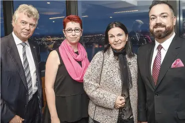  ??  ?? Charles Sirois, cofondateu­r du Groupe Mcpeak-sirois et coprésiden­t d’honneur du cocktail, Isabelle Roy, survivante et porteur de lumière, Susan Mcpeak, cofondatri­ce du Groupe Mcpeak-sirois et coprésiden­te d’honneur de l’événement, ainsi que Sébastien...