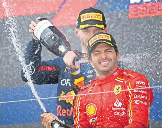  ?? ?? Verstappen, ganador del GP de Japón, baña en champán a Sainz en el podio de Suzuka.