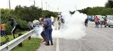  ?? Picture:EUGENE COETZEE ?? SMOKED OUT: Numerous ehailing vehicles were towed by police after two stun grenades were used to disperse the drivers