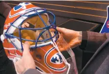  ?? CAPTURE D’ÉCRAN, TVA SPORTS ?? Patrick Roy avait porté ce masque en 1994 à l’entraîneme­nt.