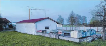  ?? FOTO: SCHICK ?? Über die Ecke des bestehende­n Gebäudes versetzt soll die neue Bauhofhall­e angebaut werden. Der Containerp­latz soll bleiben und durch vier Parkplätze ergänzt werden.