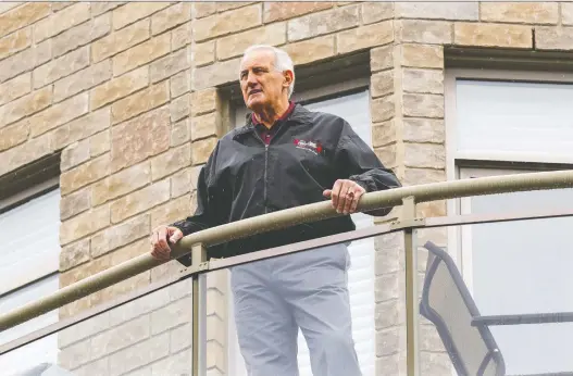  ?? JOHN MAHONEY ?? Former Montreal Alouette Peter Dalla Riva stands on the balcony of his home in Pointe-claire. Dalla Riva and his wife are in isolation after their return from Florida.