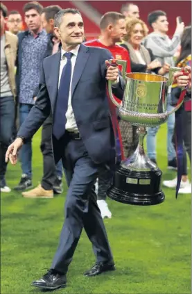  ??  ?? FELIZ. Ernesto Valverde, con el trofeo de la Copa del Rey.