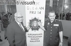  ?? -Gambar Bernama ?? DZULKIFLI (kanan) bersama Mohd Hashim ketika mengadakan lawatan ke Bilik Gerakan Pilihan Raya Umum ke-14 (PRU14) di Ibu Pejabat SPRM, Isnin.