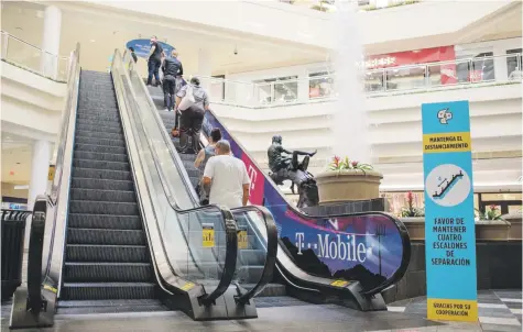  ?? Neidy.rosado@gfrmedia.com ?? CON MASCARILLA­S. Desde temprano ayer, decenas de ciudadanos hicieron filas para entrar a Plaza Las Américas en el turno que les correspond­ía: de 9:00 a.m. a 1:00 p.m. o de 1:00 p.m. a 5:00 p.m.