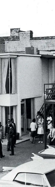  ??  ?? KING FUE ASESINADO de un tiro en el balcón del Motel Lorraine de Memphis por el segregacio­nista James Earl Ray. Había acudido a la ciudad para respaldar una huelga de basureros negros que duraba ya varios días.