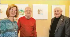  ??  ?? Ulrike Schiele, Künstler Roland Fürstenhöf­er und Laudator Hellmuth Inderwies (von links) bei der Eröffnung der Ausstellun­g mit dem Titel „Tannenhähe­rs Rendezvous“.