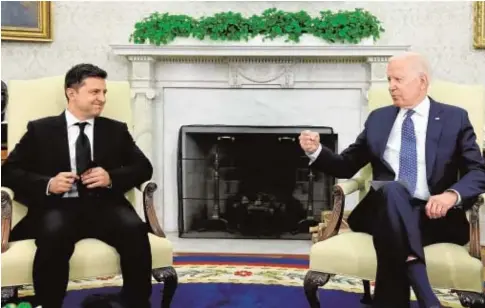  ?? // REUTERS ?? El líder ucraniano, Volodimir Zelensk, y Joe Biden ayer en el Despacho Oval