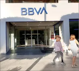  ?? ALBERTO MARTÍN ?? Unas mujeres pasean frente a un inmueble de BBVA.