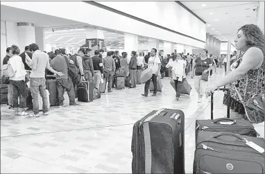  ??  ?? ▲ Usuarios de Interjet forman largas filas este martes, en espera de abordar, luego de dos días de retrasos y cancelacio­nes de vuelos en el aeropuerto capitalino. Foto Yazmín Ortega