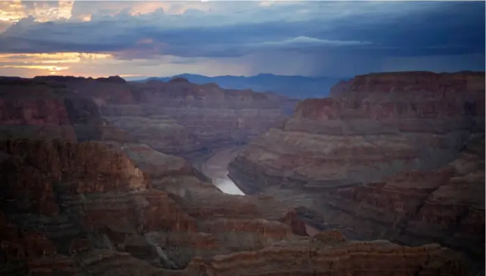  ?? JOHN LOCHER / AP / NTB ?? Colorado River renner gjennom Grand Canyon og Hualapai-reservatet i Arizona. Seks delstater vest i USA som er avhengig av vann fra elva, er blitt enige om et forslag som innebaerer store kutt i vannforbru­ket, men California vil ikke vaere med.