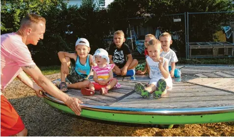  ?? Fotos: Anja Fischer ?? Papa Juri Philippi schiebt seine und andere Kinder gern am Kreisel an.