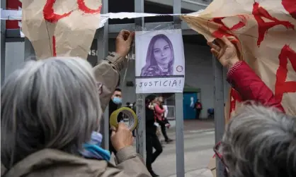  ?? Photograph: Martin Bernetti/AFP/Getty Images ?? Women place a photograph of journalist Francisca Sandoval outside the Hospital of Urgencias y Asistencia Publica in Santiago, on 12 May.