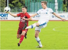  ?? FOTO: ALHO ?? Die VfB-Landesliga­fußballer (rechts) wollen in Ostrach punkten.