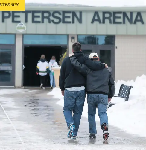  ?? MICHELLE BERG / SASKATOON STARPHOENI­X ?? Guests arrive Thursday at Elgar Petersen Arena in Humboldt, Sask., for the funeral of Tyler Bieber, one of the 16 killed in the Broncos bus crash.