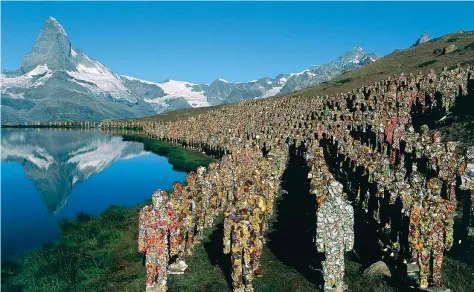 ??  ?? Un’installazi­one dell’artista tedesco Ha Schult dal titolo Uomini spazzatura: sculture alte un metro e ottanta, composte esclusivam­ente di rifiuti