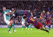  ?? GETTY IMAGES ?? Adan colpisce Messi dopo aver rinviato: rigore?