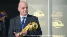  ?? ?? Gianni Infantino avec le trophée du Mondial