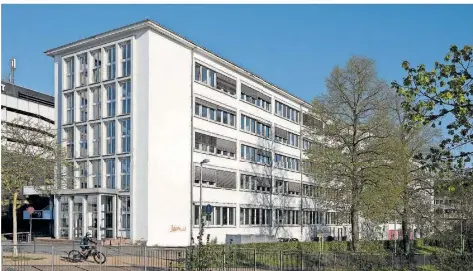  ?? FOTO: ROBBY LORENZ ?? Noch sind nicht seine Tage gezählt: das denkmalges­chützte Saarbrücke­r Finanzamt.
