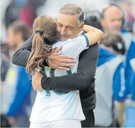  ??  ?? Abrazo. Banini con el técnico Borrello durante el reciente Mundial.