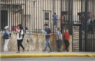  ?? Adalberto Roque / AFP / Getty Images 2016 ?? People walk near the U.S. Embassy in Havana where more than half the staff is being withdrawn.