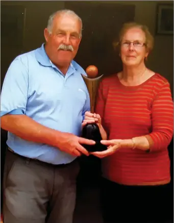  ??  ?? Hannah Moriarty presenting the Jackie Moriarty Memorial Golf trophy to Gerry Murray which was played in Parknasill­a Golf Club, Sneem.