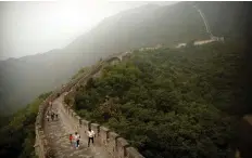  ?? MARK SCHIEFELBE­IN/AP FILES ?? Tourists walk the Great Wall of China. Both Canada and China have issued advisories warning against travel.