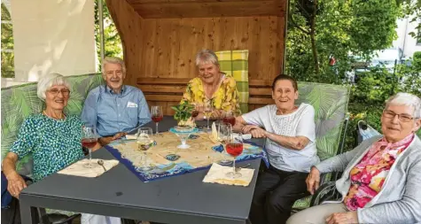  ?? Fotos: Michael Eichhammer ?? Inge Baudi, Manfred Köhler, Ruth Wörner, Ursula Weidinger und Liselotte Rölle (von links) sind glücklich, dass wieder gefeiert werden darf.