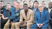  ?? AFP ?? James Shaw Jr. (C), de 29 años, considerad­o un héroe, fue quien desarmó al atacante en el restaurant­e.