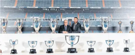 ?? /EFE. ?? Florentino Pérez (izq.), presidente del Real Madrid, despidió a Ramos ante los 22 trofeos que conquistó con el club.